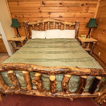 Cabin Close To Parkway Rd With River View Pigeon Forge Exterior foto
