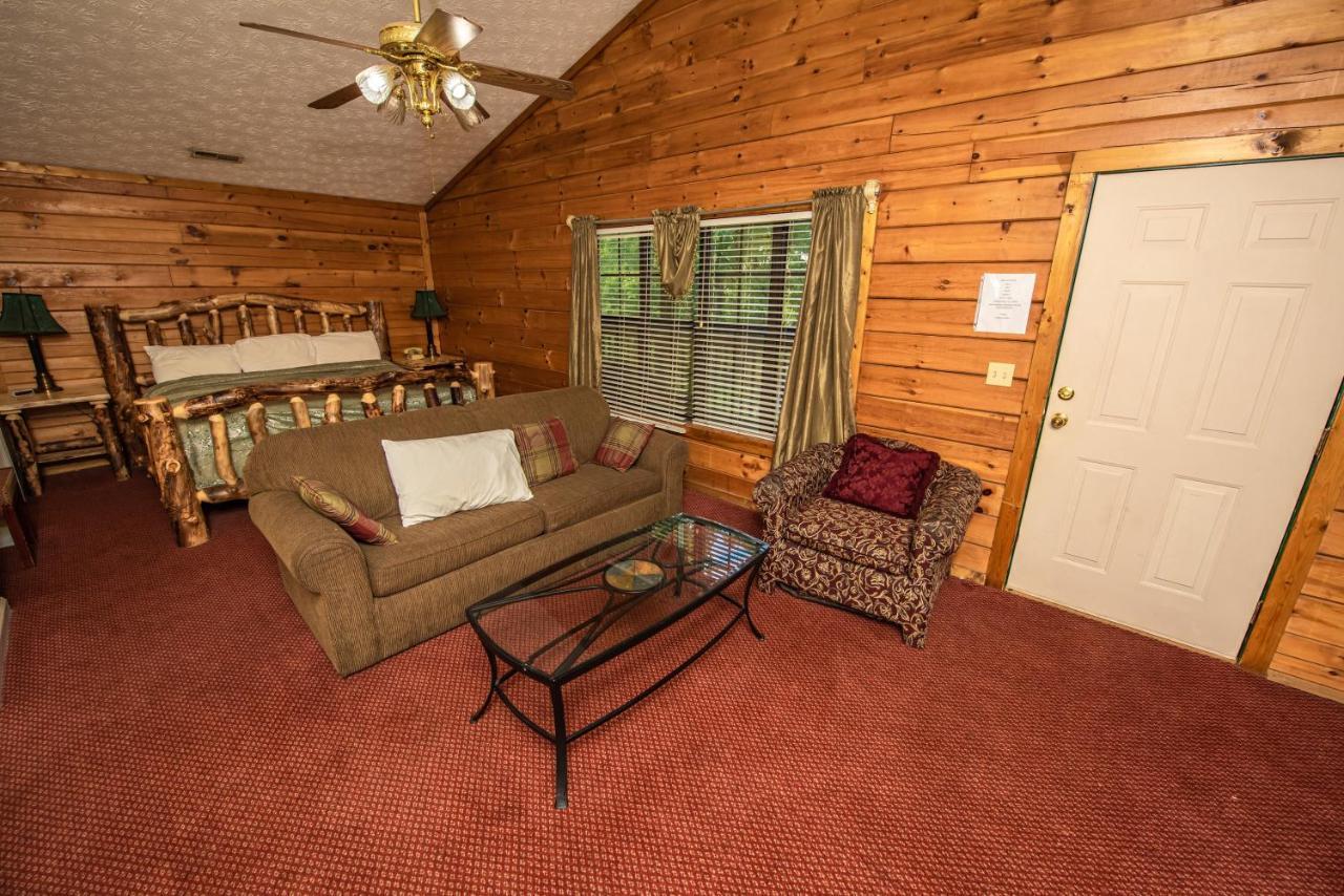 Cabin Close To Parkway Rd With River View Pigeon Forge Exterior foto