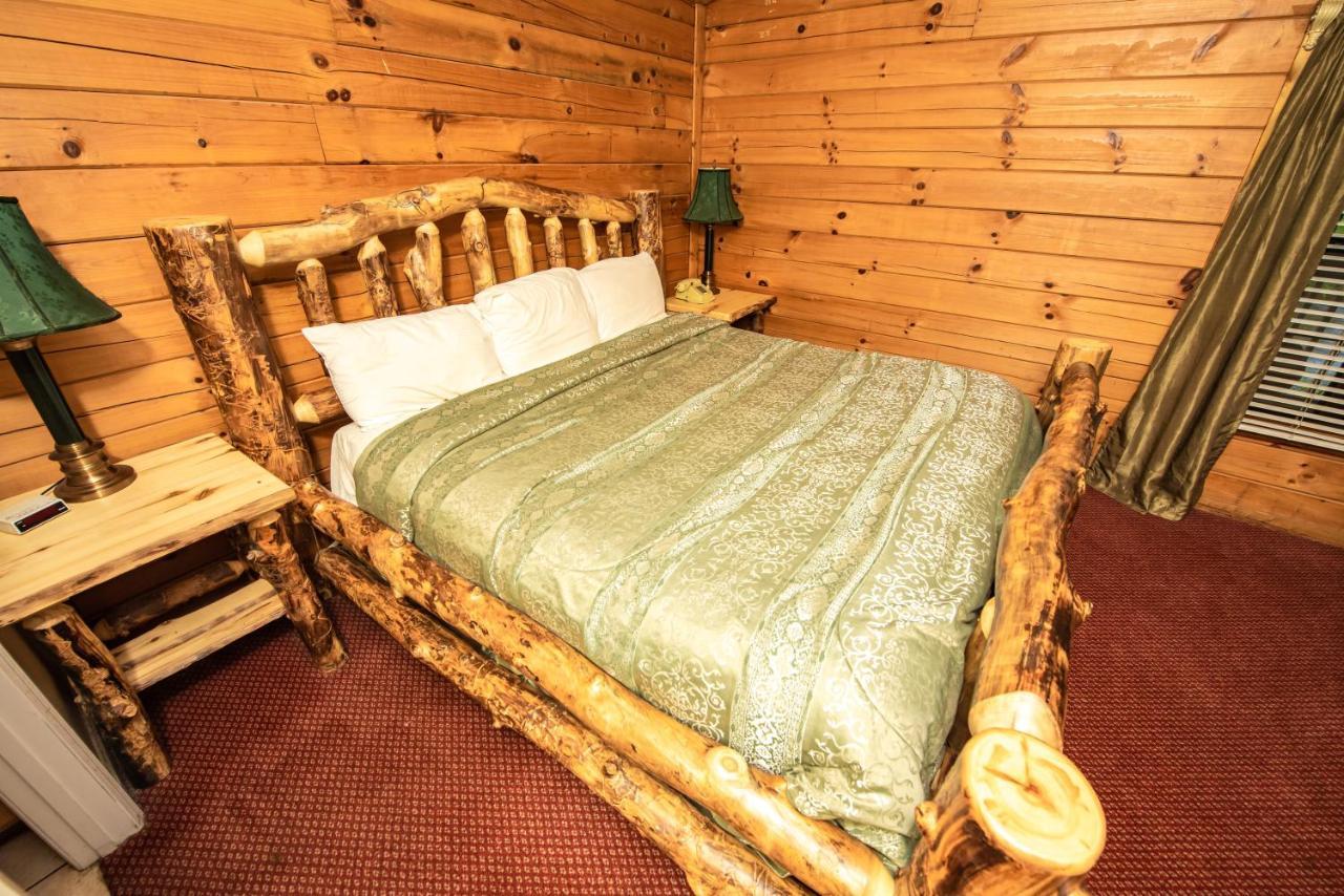 Cabin Close To Parkway Rd With River View Pigeon Forge Exterior foto