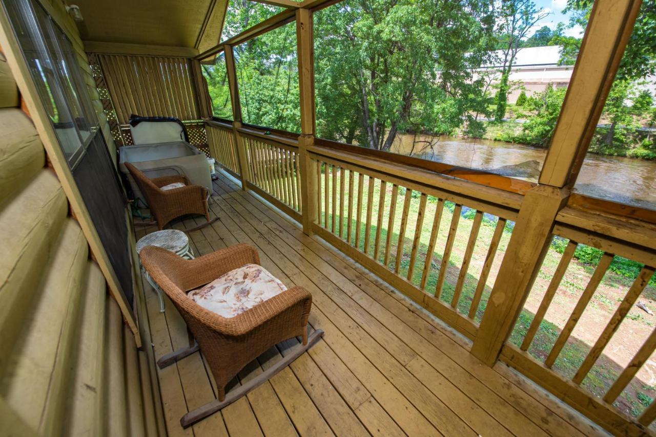 Cabin Close To Parkway Rd With River View Pigeon Forge Exterior foto