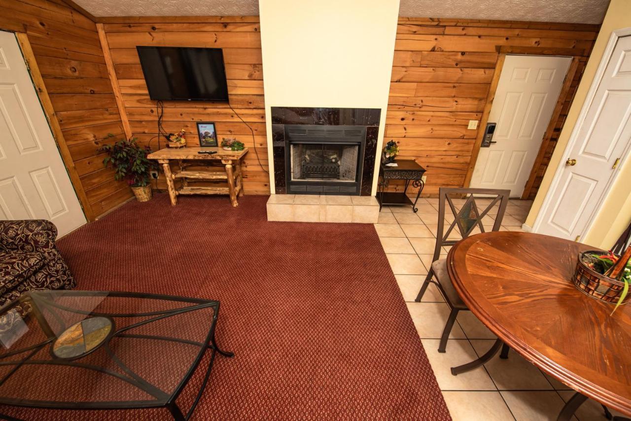 Cabin Close To Parkway Rd With River View Pigeon Forge Exterior foto